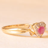 Herzförmiger Vintage-Ring aus 9-karätigem Gelb- und Weißgold mit synthetischem Rubin (ca. 0.20 ct) und Diamanten (ca. 0.06 ctw)