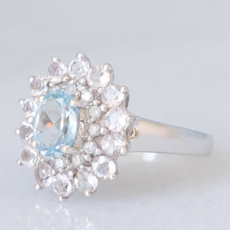 Anello a margherita moderno in oro bianco 9K con acquamarina (0.60ct ca.), diamanti (0.12ctw ca.) e morganiti (0.84ctw ca.), anni ‘2000