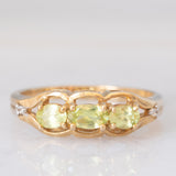 Anello vintage in oro giallo 9K con sfeni (0.44ctw ca.) e zirconi bianchi