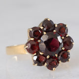 Anello a fiore vintage in oro giallo 8K con granati (2ctw ca.), anni ‘50/‘60