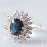 Anello a margherita vintage in oro bianco 14K con zaffiro (2ct ca.) e diamanti (0.54ctw ca.), anni ‘70/‘80