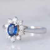 Anello a margherita vintage in platino con zaffiro (0.53ct) e diamanti (0.32ctw), anni ‘90