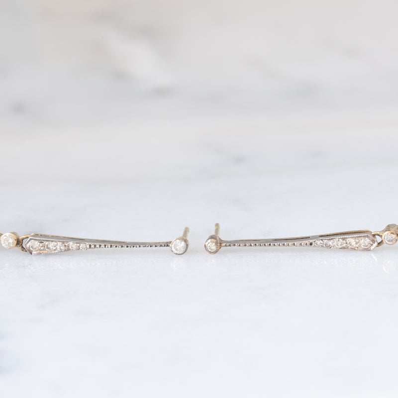 Orecchini Art Déco in oro giallo e bianco 14K con smeraldo, zaffiri, diamanti (0.45ctw ca.) e perle bianche, anni ‘30