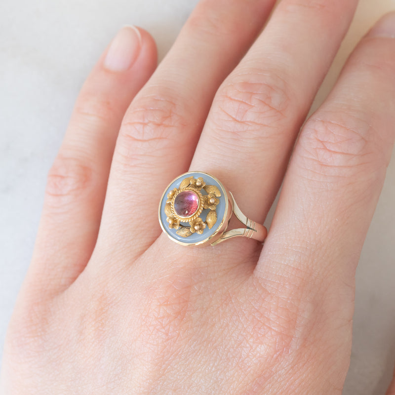 Anello antico in oro giallo 8K con calcedonio azzurro e tormalina rosa, primi del ‘900