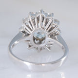 Anello a margherita in oro bianco 18K con acquamarina (1.10ct ca.) e diamanti di taglio brillante (1ctw ca.), anni ‘70