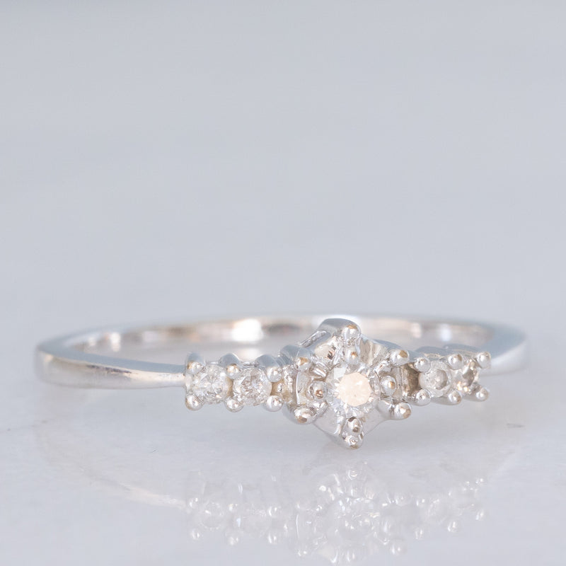 Anello vintage in oro bianco 9K con diamanti di taglio brillante (0.10ctw ca.), anni ‘80/‘90