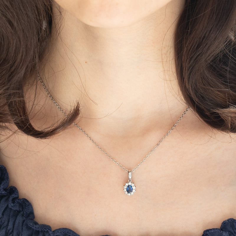 Ciondolo a margherita in oro bianco 14K con zaffiro (0.60ct ca.) e diamanti (0.20ctw ca.), anni ‘80
