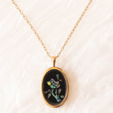 Vintage-Halskette mit Kette aus 9-karätigem Gelbgold und Anhänger aus 9-karätigem Gelbgold mit Triplett-Opal mit Rosenmuster und Dornen