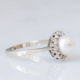 Anello a margherita vintage in oro bianco 18K con perla bianca e diamanti di taglio brillante (0.48ctw ca), anni ‘60