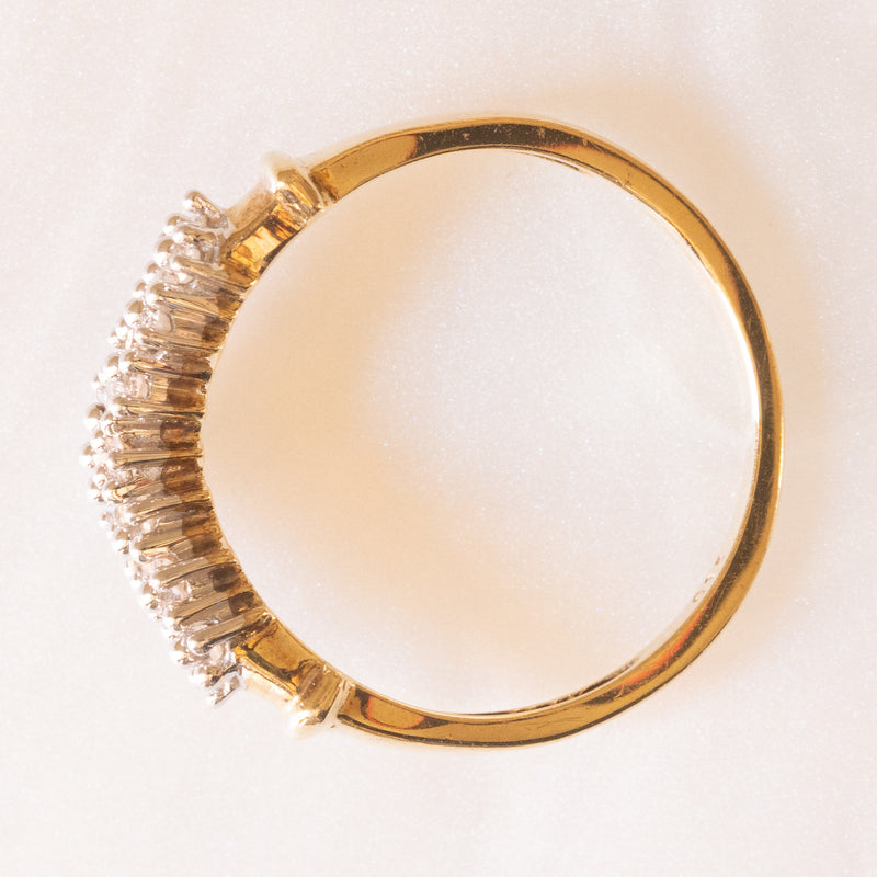 Anello a “V” vintage in oro giallo e bianco 9K con diamanti (0.15ctw ca.), anni ‘70/‘80