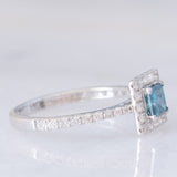 Anello a margherita vintage in oro bianco 18K con diamante blu (0.54ct) e diamanti bianchi (0.40ctw)