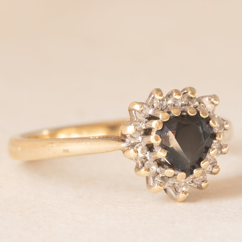 Anello a margherita vintage in oro giallo e bianco 9K con zaffiro (0.50ct ca.) e diamanti (0.14ctw ca.), anni ‘80