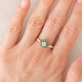 Anello a fiore vintage in oro giallo 9K con smeraldi (0.36ctw ca.) e diamante (0.01ct ca.), anni ‘70/‘80