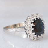 Anello a margherita in oro bianco 14K con zaffiro (3.50ct ca.) e diamanti di taglio brillante (0.56ctw ca.), anni ‘70