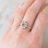 Anello a fiore antico in oro giallo 14K e argento con rubini (0.40ctw ca.) e diamanti di taglio vecchia miniera (0.65ctw ca.), primi del ‘900