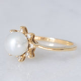 Anello a margherita vintage in oro giallo 14K con perla bianca e diamanti di taglio brillante (0.08ctw ca.), anni ‘60