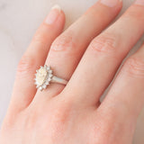Anello a margherita e a goccia in platino con diamante centrale di 1.26ct e diamanti laterali (0.45ctw)