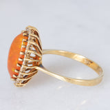 Anello a margherita vintage in oro giallo 14K con opale di fuoco sintetico e diamanti di taglio brillante (0.40ctw ca.), anni ‘80