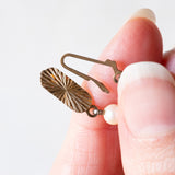 Vintage-Halskette mit einer Reihe weißer Perlen und einem Verschluss aus 9-karätigem Gelbgold, 1985