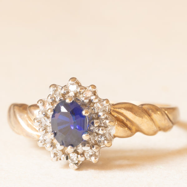 Anello a margherita vintage in oro giallo e bianco 9K con zaffiro (0.35ct ca.) e diamanti (0.12ctw ca.)