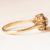 Vintage-Gänseblümchenring aus 9-karätigem Gelbgold mit Opal (ca. 0.12 ct) und Granaten (ca. 0.40 ctw), Jahr 1984