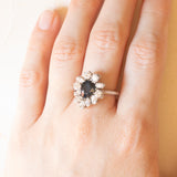Vintage-Gänseblümchenring aus 18-karätigem Weißgold mit Saphir (ca. 2 ct) und Diamanten im Brillant- und Marquise-Schliff (ca. 1.40 ctw), 70er Jahre