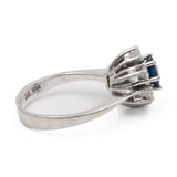 Anello vintage a margherita in oro bianco 14k con zaffiro (0,50ct) e diamanti (0,30ct), anni '70