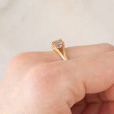 Anello in oro giallo 9K con morganite (0.36ct), tanzaniti (0.34ctw) e zaffiri viola sintetici (0.28ctw)