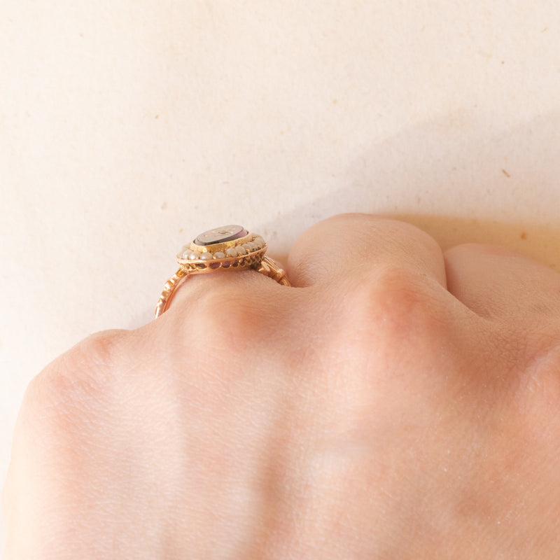 Anello a navette antico in oro giallo 18K con pasta di vetro rosa, perline bianche e con “S” di “Souvenir”, primi del ‘900