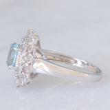 Anello a margherita moderno in oro bianco 9K con acquamarina (0.60ct ca.), diamanti (0.12ctw ca.) e morganiti (0.84ctw ca.), anni ‘2000