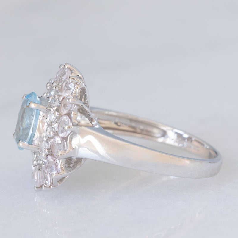 Anello a margherita moderno in oro bianco 9K con acquamarina (0.60ct ca.), diamanti (0.12ctw ca.) e morganiti (0.84ctw ca.), anni ‘2000