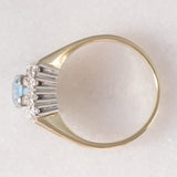 Anillo vintage de oro amarillo y blanco de 14 quilates con margaritas, topacio azul (aprox. 0.70 ct) y diamantes de talla brillante (aprox. 0.48 ct), década de 70/80