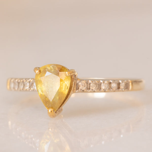 Anello vintage in oro giallo 9K con tormalina gialla (0.60ct ca.) e diamanti (0.10ctw ca.)