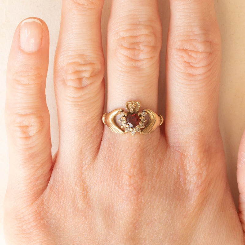 Anello Claddagh vintage in oro giallo 9K con granato (0.30ct ca.) e paste di vetro bianche, anno 1994