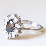 Vintage-Gänseblümchenring aus 18-karätigem Weißgold mit Saphir (ca. 2 ct) und Diamanten im Brillant- und Marquise-Schliff (ca. 1.40 ctw), 70er Jahre