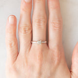 Anello “solitario” vintage in oro bianco 9K con illusion setting diamanti di taglio princess (0.15ctw ca.), anni ‘80/‘90