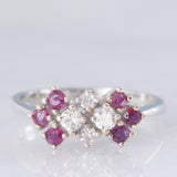 Anello vintage in oro bianco 14K con rubini (0.30ctw ca.) e diamanti di taglio brillante (0.22ctw ca.), anni ‘80