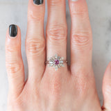 Anello a fiore vintage in oro bianco 14K con rubino (0.20ct ca.) e diamanti (0.20ctw ca.), anni ‘70