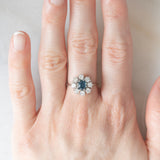 Bague marguerite vintage en or blanc 14 carats avec saphir (environ 0.75 ct) et diamants taille brillant (environ 0.64 ct), années 60/70