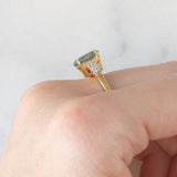Anello vintage in oro giallo 9K con pietra verde e diamanti, anni ‘80/‘90