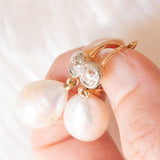 Orecchini pendenti in oro giallo 18K e argento con perle bianche e diamanti di taglio vecchia miniera (1ctw ca.)