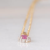 Collana vintage con catenina in oro giallo 9K e con ciondolo a margherita in oro giallo e bianco 9K con rubino (0.40ct ca.) e diamanti