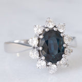 Gänseblümchenring aus 14 Karat Weißgold mit Saphir (ca. 1.50 ct) und Diamanten im Brillantschliff (ca. 0.60 ctw), 70er Jahre