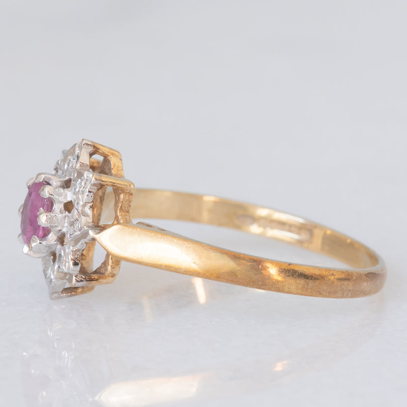 Anello a margherita vintage in oro giallo e bianco 9K con rubino (0.12ct ca.) e diamanti (0.04ctw ca.), anno 1988