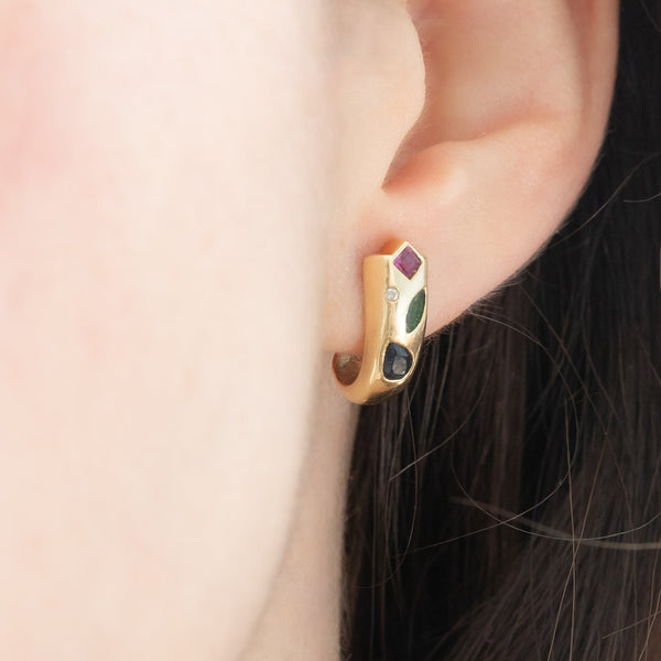 Orecchini vintage in oro giallo 14K con diamanti (0.01ctw ca.), rubini (0.15ctw ca.), smeraldi (0.10ctw ca.) e zaffiri (0.36ctw ca.), anni ‘70