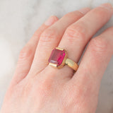 Anello da cocktail vintage in oro giallo 14K con rubino sintetico, anni ‘60/‘70