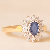 Anello a margherita vintage in oro giallo e bianco 9K con zaffiro (0.50ct ca.) e diamanti di taglio brillante (0.20ctw ca.), anni ‘70/‘80