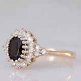 Bague marguerite vintage en or jaune et blanc 9 carats avec saphir (environ 1 ct) et diamants (environ 0.22 ct au total), 1989