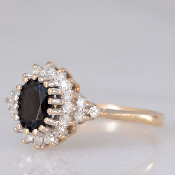 Anello a margherita vintage in oro giallo e bianco 9K con zaffiro (1ct ca.) e diamanti (0.22ctw ca.), anno 1989