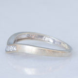 Anello a “V” vintage in oro bianco 9K con diamanti (0.10ctw ca.)
